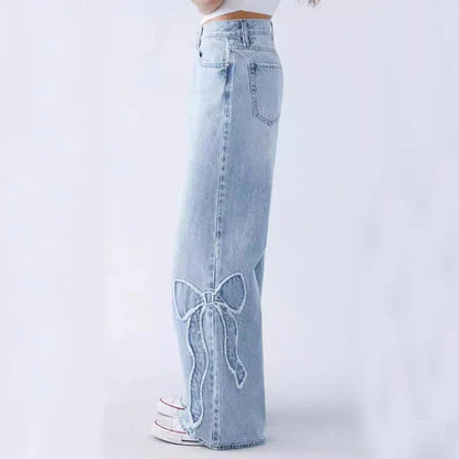 Sophie – Vintage Baggy-Jeans mit bestickten Schleifen