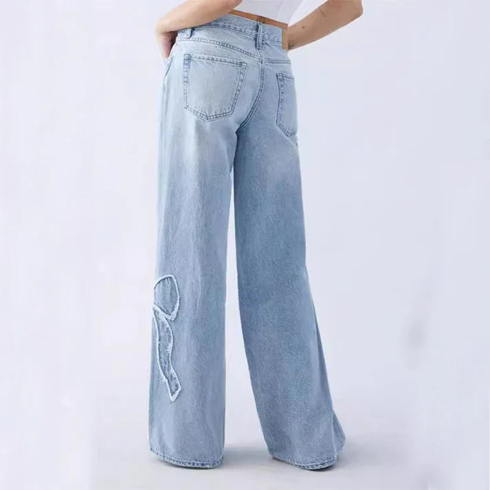 Sophie – Vintage Baggy-Jeans mit bestickten Schleifen