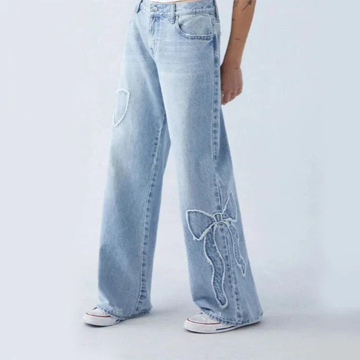 Sophie – Vintage Baggy-Jeans mit bestickten Schleifen